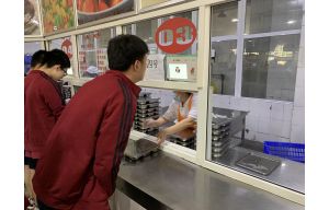 食堂窗口刷脸取餐效率高：四川南充某中学双屏团餐机项目
