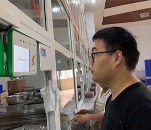 博时特刷脸支付机走进四川南充市一中，为学生们解决刷脸吃饭问题！